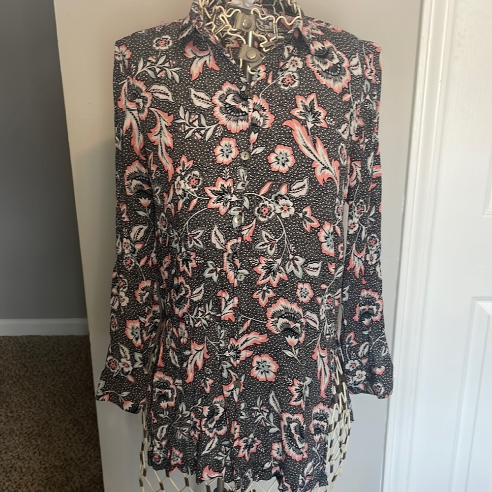 XS Petite button up top. Black with floral pattern.